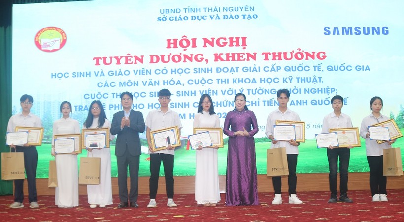 Đồng chí Nguyễn Thanh Hải - Bí thư Tỉnh ủy Thái Nguyên  và  ông Lee Byeong Kuk - Tổng Giám đốc Samsung Electronics trao thưởng cho các học sinh đạt giải cao