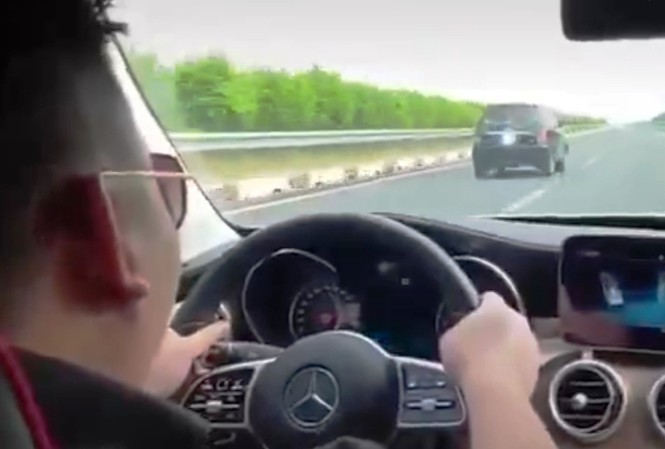 Tài xế Mercedes phóng tốc độ "bàn thờ" 234 km/h trên cao tốc khai gì?